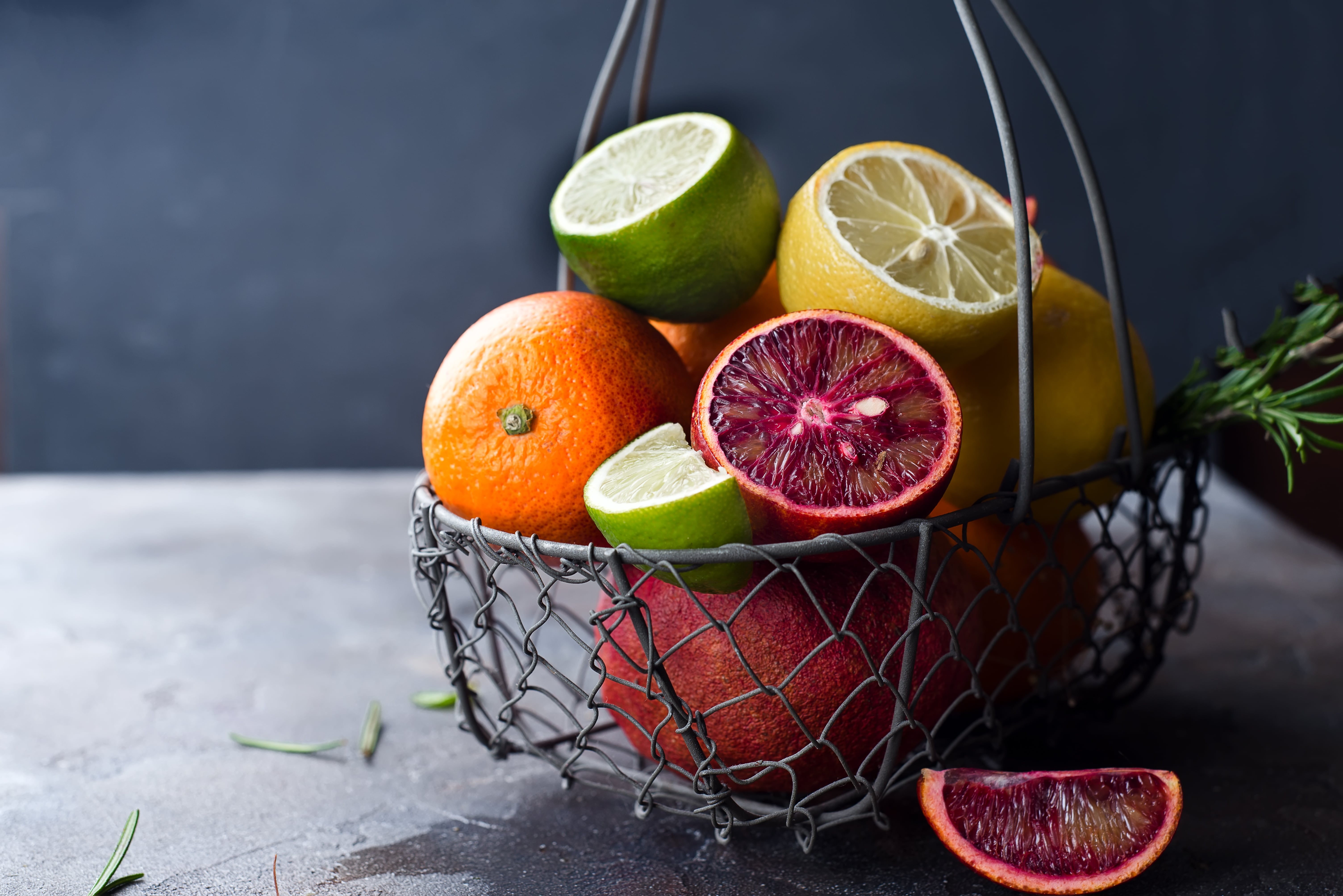 fresh-juicy-citrus-fruits-PMFY39U-min